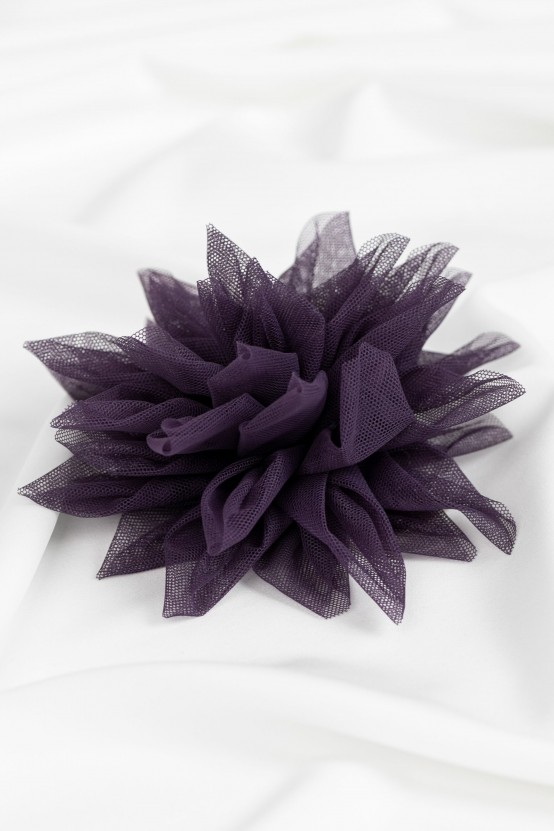 Fioletowa broszka kwiat tiulowy